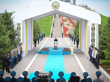 Президент принял участие в церемонии поднятия Государственного флага