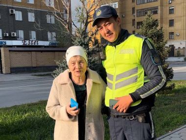Полицейские области Абай поздравили пенсионеров с Днем пожилого человека
