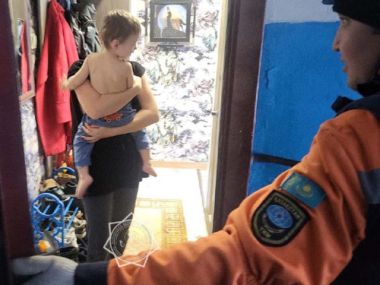 В Семей спасатели МЧС спасли запертого ребенка