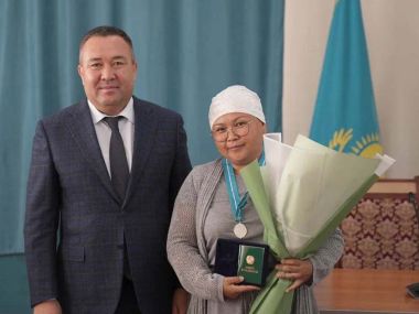 Аким города вручил многодетным матерям подвески &laquo;Алтын алқа&raquo; и &laquo;Күміс алқа&raquo;