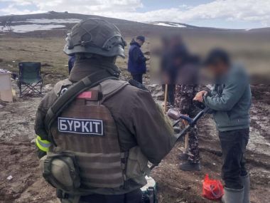 Незаконную добычу золота с применением спецтехники пресекла полиция ВКО