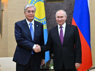 Глава государства провел встречу с Президентом России Владимиром Путиным