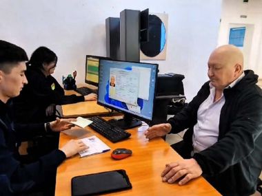 “Мен өз Отанымды сүйемін!”: Первый паспорт - в 60 лет