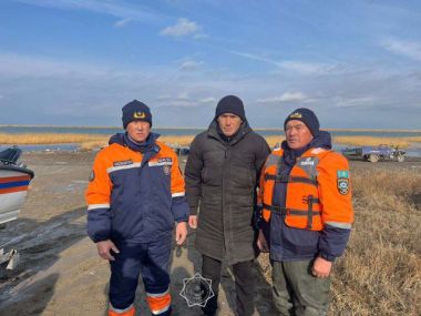 Спасатели МЧС на озере Алаколь спасли рыбака