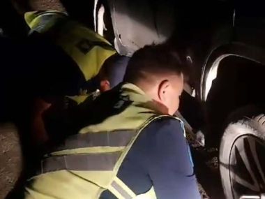 Патрульные из области Абай помогли пожилому водителю заменить колеса