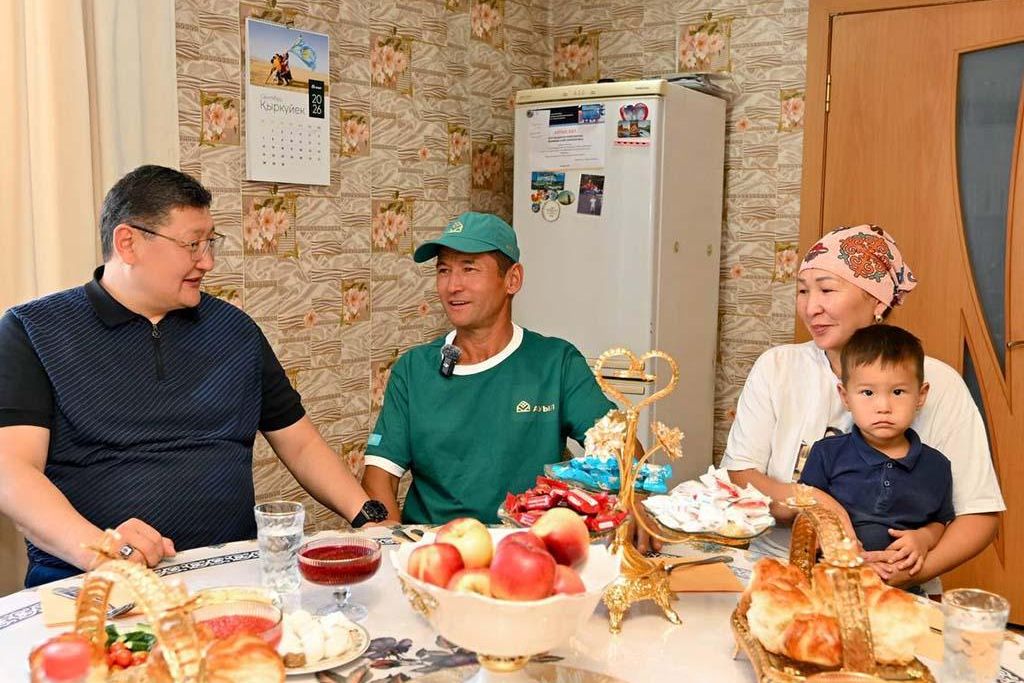 Берик Уали ознакомился с жизнью семей, переехавших в Аксуатский район