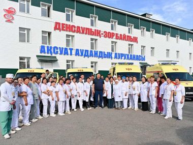 Аксуатская районная больница получила новые медицинские автомобили