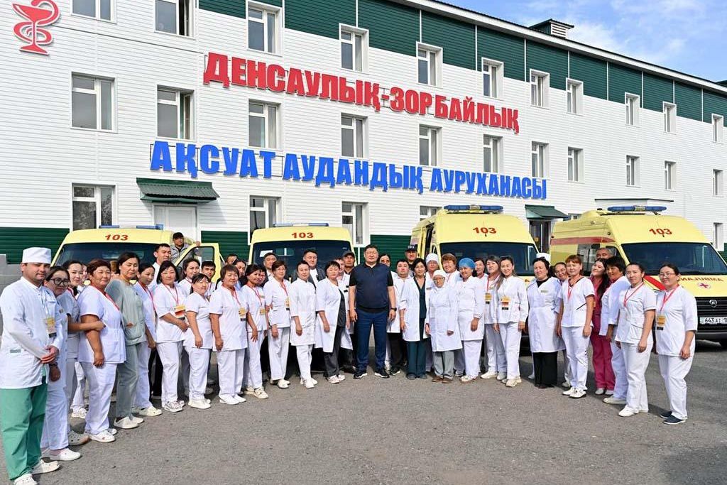Аксуатская районная больница получила новые медицинские автомобили