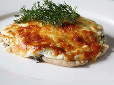 Отбивные из куриного филе с помидорами
