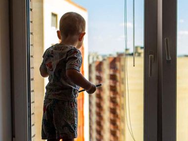 Два случая выпадения детей из окон произошло за полчаса