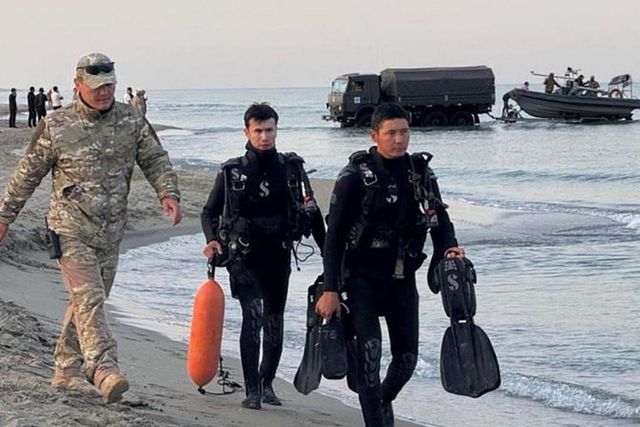Сотни спасателей, десятки морских и воздушных судов ищут пропавших военных на Каспии