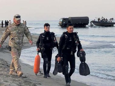 Сотни спасателей, десятки морских и воздушных судов ищут пропавших военных на Каспии