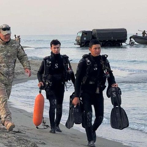 Сотни спасателей, десятки морских и воздушных судов ищут пропавших военных на Каспии