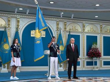Президент вручил флаг Казахстана участникам Олимпиады-2024